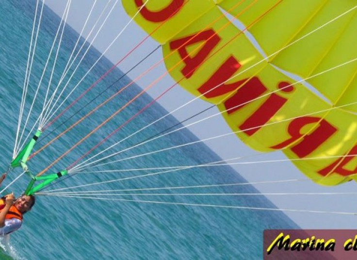 تخفیف 20 درصدی چتر پاراسل در کلوب ساحلی مارینا کیش