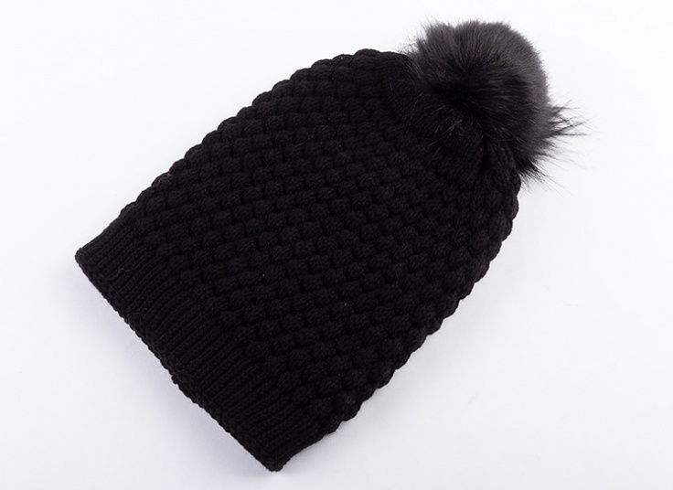 کلاه بافت منگوله دار MR