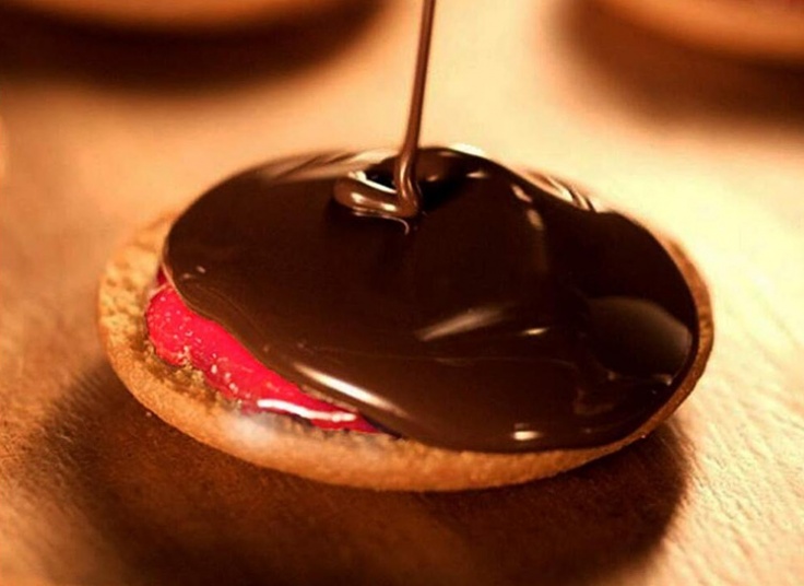 کیک شکلات تمشک Biscolata