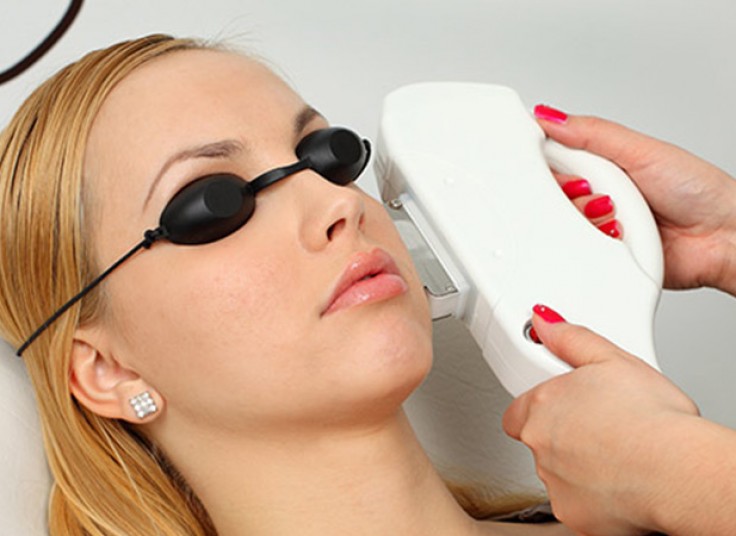 لیزر با دستگاه الکس دایود در کلینیک دکتر زی