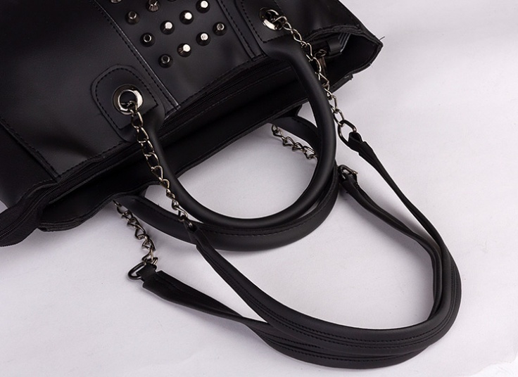 کیف دوشی زنانه طرح گل‌میخ