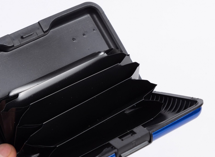 جاکارتی و کیف AlumaWallet