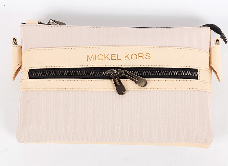 کیف پاسپورتی Michael Kors