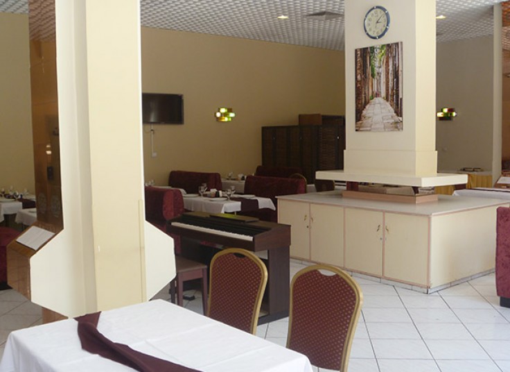 رستوران نارون هتل پارسیان انقلاب