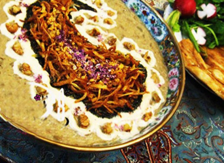 سینی افطار در باغ رستوران سنتی ایلیا