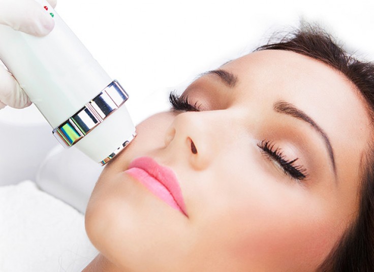 لیفت و زاویه دار کردن صورت در کلینیک آفتاب تابان