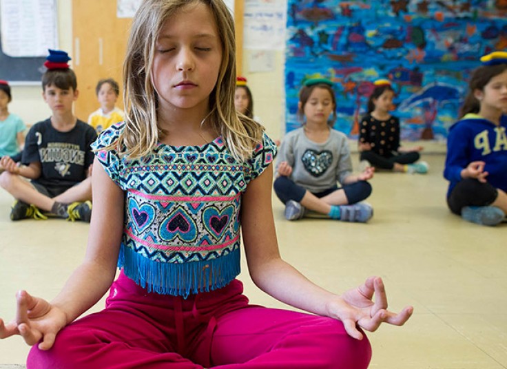 آموزش یوگا کودکان در آکادمی ماه سیما