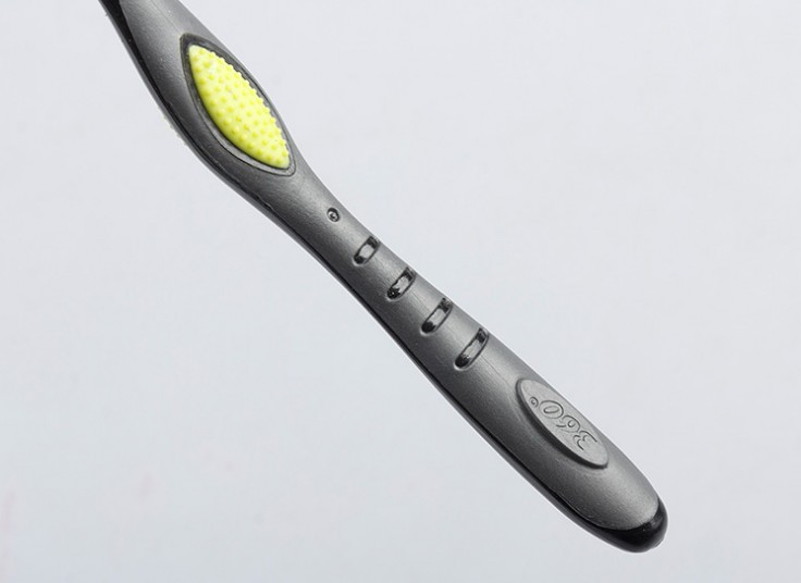 مسواک زغالی Colgate