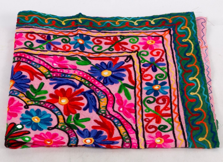 رومیزی سوزن دوزی و آینه کاری