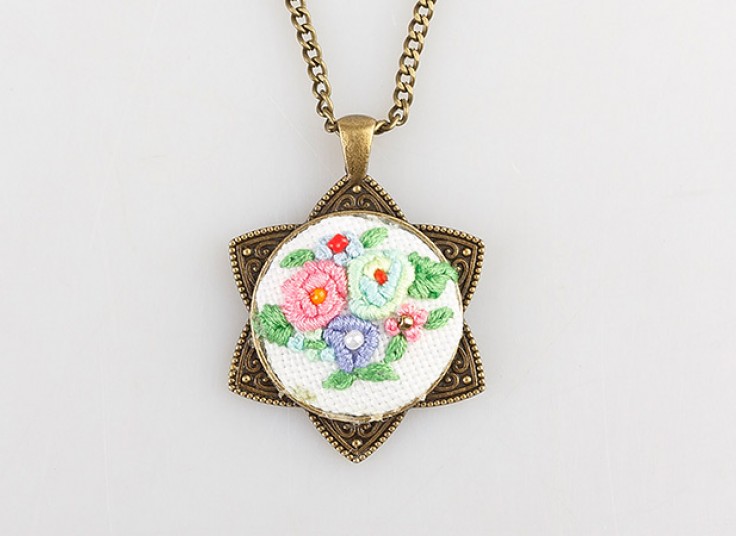 زیورآلات گلدوزی شده