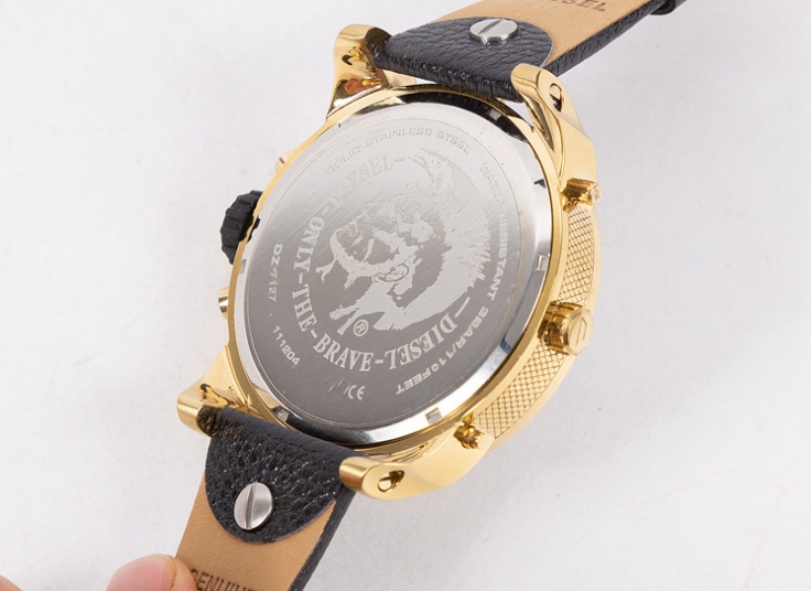 ساعت مچی چهار زمانه طرح Diesel