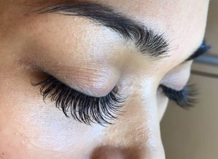 خدمات مژه و ابرو در عروس سرای پدیده