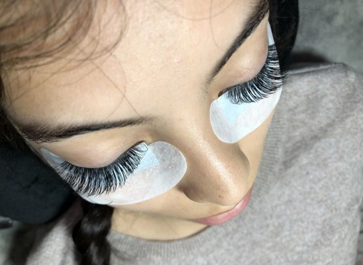 خدمات مژه و ابرو در عروس سرای پدیده