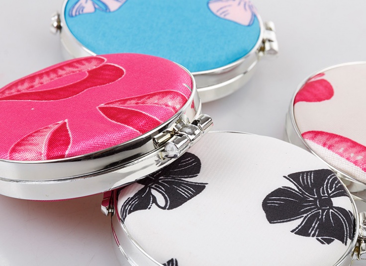 آینه جیبی زوم دار Fabric cover