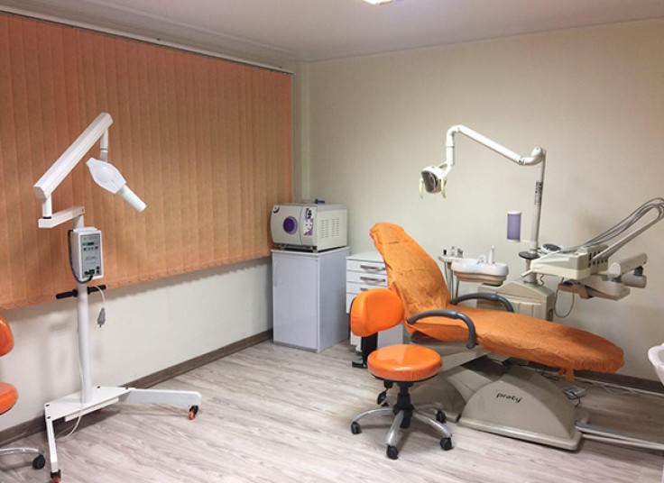 کاشت نگین دندان کلینیک لبخند سفید