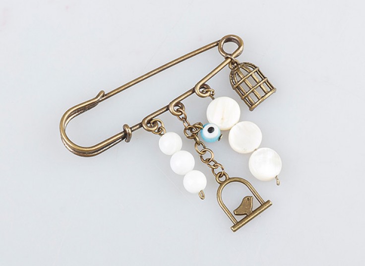 سنجاق سینه آویزدار