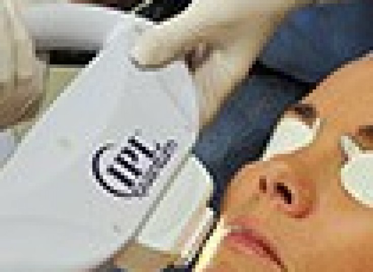 لیزر دایود موهای زائد در مطب دکتر عبدالحسین زاده