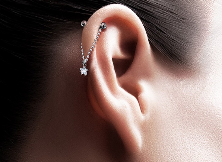 پیرسینگ گوش در مرکز زیبایی مدیکو نایس