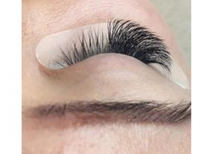 خدمات مژه و ابرو در عروس سرای پدیده