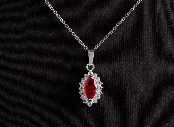 گردنبند و انگشتر نگین دار