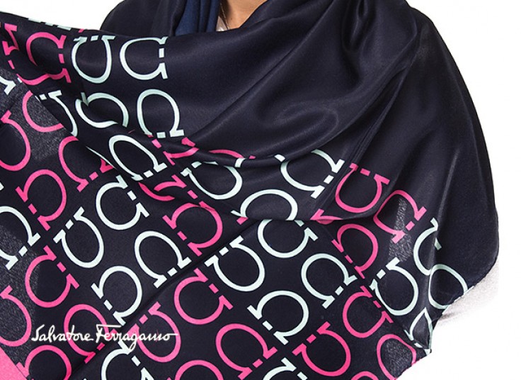 شال Salvatore Ferragamo