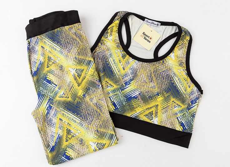 ست نیم‌تنه و شلوار ورزشی زنانه