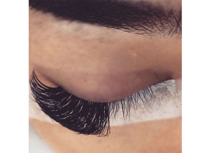 خدمات مژه و ابرو در عروس سرای پدیده