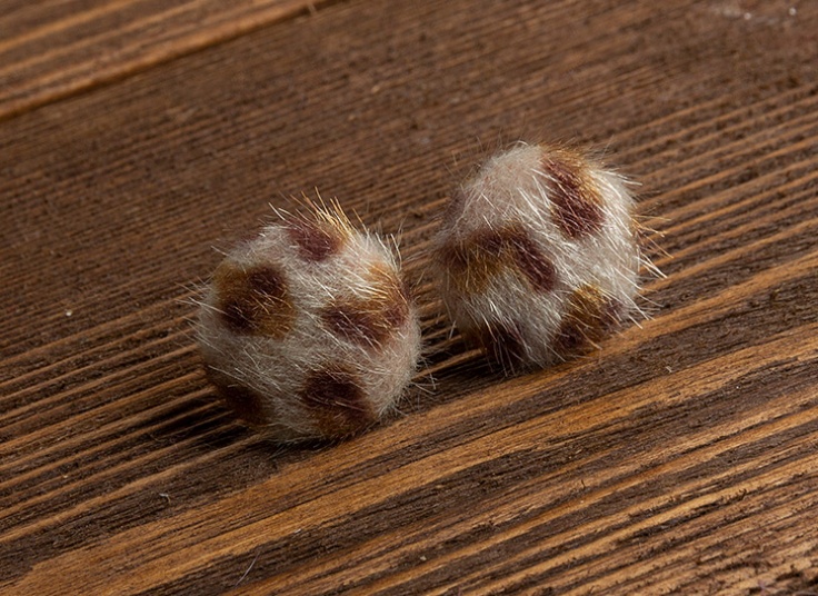 گوشواره میخی پشمی