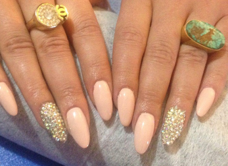 کاشت ناخن سالن خاطره