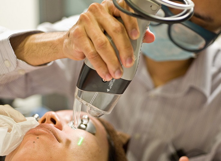 جوانسازی صورت در مطب دکتر آخوندزاده