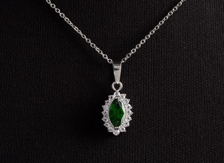 گردنبند و انگشتر نگین دار